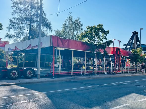 Županu Rakovcu v "zeleno dnevno sobo" direktor Malovrh "privlekel" ringlšpil kjer je vožnja 10 (deset) evrov...